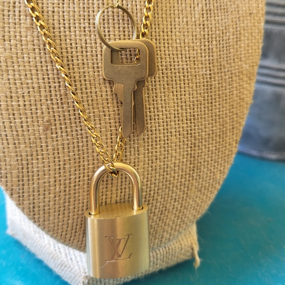 GORGEOUS LOUIS VUITTON NECKLACES (2) ON BRAND NEW 14K GOLD NECKLACE (not LV) - Picture 4 of 4